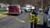 Un oficial de policía retira la cinta de la escena del crimen después de que se informara de un tiroteo en Levittown, Pensilvania, el sábado 16 de marzo de 2024.