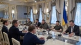 乌克兰总统新闻办公室提供的照片显示，乌克兰总统泽连斯基在基辅与英国外交大臣卡梅伦会谈。(2024年5月2日)