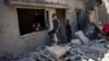 Gazze Şeridi'nin güneyindeki Refah'ta İsrail'in hava saldırısıyla vurulan bir ev ve sakinleri - 4 Nisan 2024. 