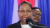 Regine Abraham, yon manm Konsey Prezidansyel Tranzisyon Ayiti a pran la pawol pandan seremoni enstalasyon an nan Potoprens, 25 Avril, 2024. 