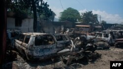 FILE - Sisa-sisa kendaraan hangus yang dibakar di dekat garasi terlihat di Port-au-Prince, Haiti, pada 25 Maret 2024. PBB menggambarkan situasi di negara yang dilanda kekacauan itu sebagai 'bencana besar'.