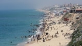 Warga Palestina menikmati suasana di pantai Gaza pada hari yang panas di tengah konflik antara Israel dan Hamas di kota Deir Al-Balah, Gaza tengah pada 17 April 2024. (Ramadan Abed/Reuters)