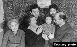 Семейное фото. Москва, 1948 г. Алексу – 1 год. Личный архив А.Гольдфарба