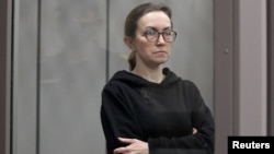 ARCHIVO - Alsu Kurmasheva, una periodista de Radio Free Europe/Radio Liberty que está bajo custodia tras ser acusada de violar la ley rusa sobre agentes extranjeros, asiste a una audiencia judicial en Kazán, Rusia, el 1 de febrero de 2024.