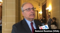 ARCHIVO - Embajador de EEUU ante la OEA, Francisco Mora, en entrevista con la VOA durante el primer día de la Asamblea General del organismo en Washington, el 21 de junio de 2023.