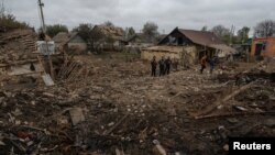 Полицейские на месте удара российских ракет по жилому району в городе Павлоград Днепропетровской области Украины, 1 мая 2023 года.