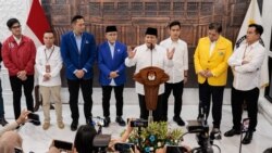 Presiden terpilih Indonesia Prabowo Subianto (ke-4 dari kanan) didampingi para pemimpin partai koalisi pendukungnya, di kantor KPU di Jakarta, 24 April 2024. (Yasuyoshi CHIBA / AFP )