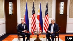 资料照片：2024年3月19日，美国国务卿布林肯与菲律宾外长恩里克·马纳洛在马尼拉举行会晤。（法新社照片）