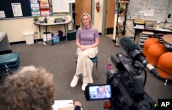 Heather Martin diwawancarai di Aurora, Colorado, 11 April 2024. Martin, yang selamat dari penembakan tahun 1999 di SMA Columbine di pinggiran kota Denver, bersembunyi bersama 60 siswa lainnya di sebuah kantor yang dibarikade selama serangan tersebut (AP/Thomas Peipert)