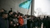 Los tártaros de Crimea sostienen la bandera de su pueblo durante una manifestación en el parlamento de Crimea en Simferopol el 26 de febrero de 2014. Una semana antes, un político de Crimea planteó la posibilidad de una &ldquo;secesión&rdquo; de la península de Ucrania. Los manifestantes callejeros de Kiev en ese momento estaban en el proceso de derrocar del poder al presidente prorruso Victor Yanukovich, lo que denominaron &ldquo;revolución de la dignidad&rdquo;.