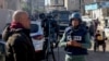 အစ္စရေးနဲ့ ဟာမတ်စ်အဖွဲ့ကြားစစ်ပွဲတွေအတွင်း ဂါဇာကမ်းမြောင်က နယ်စပ်ရာဖာမြို့ လမ်းပေါ်မှာ သတင်းတင်ဆက်နေတဲ့ သတင်းထောက်များ (ဒီဇင်ဘာ ၁၁၊ ၂၀၂၃)