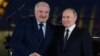 지난 1월 러시아 상트페테르부르크에서 블라디미르 푸틴 러시아 대통령과 알렉산드르 루카셴코 벨라루스 대통령이 만나 악수를 나누고 있다.