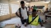 Un responsable électoral documente les chiffres rassemblés après le dépouillement des votes dans un bureau de vote à Lomé le 22 février 2020, lors de l'élection présidentielle.