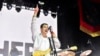 แจ็ค แอนโตนอฟฟ์ นักร้องนำวง Bleachers ขึ้นเวทีในงาน Coachella Valley Music and Arts Festival ในเมืองอินดิโอ รัฐแคลิฟอร์เนีย เมื่อวันเสาร์ที่ 14 เมษายน 2024