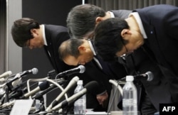Presiden Kobayashi Pharmaceutical Co. Akihiro Kobayashi (kedua dari kiri) bersama beberapa petinggi perusahaan tersebut, membungkukkan badan pada awal konferensi pers di Osaka, 29 Maret 2024. (JIJI Press / AFP)