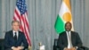Kalaka ya Ekolo ya Etats-Unis Anthony Blinken (G) na Niger