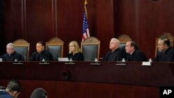Судьи Верховного суда Аризоны заслушивают устные аргументы 20 апреля 2021 года в Финиксе. 