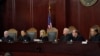 资料照片：亚利桑那州最高法院法官2021年4月20日在凤凰城听取口头辩论。