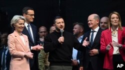Президент Украины Владимир Зеленский (в центре) с европейскими лидерами после вручения премии Карла Великого в Аахене, Германия, 14 мая 2023 года.