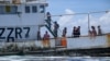 资料照：美国海岸警卫队快艇 Harriet Lane (WMEC 903) 的登船队与瓦努阿图渔业部和警察海事联队官员一起在南太平洋瓦努阿图专属经济区对一艘渔船进行渔业登船。（2024年2月26日）