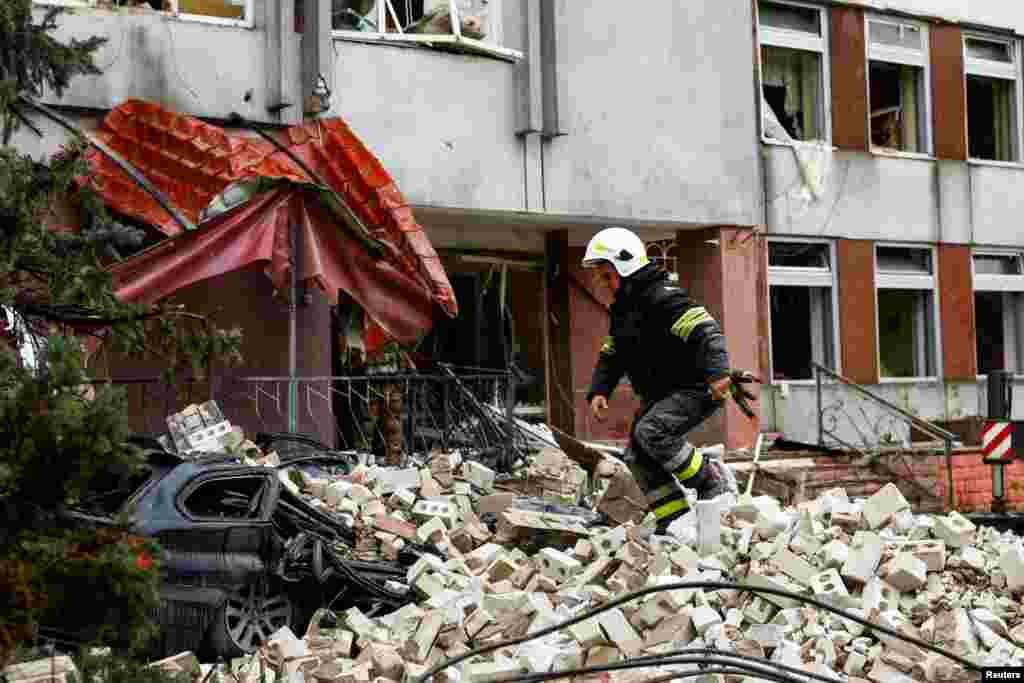 Un rescatista camina sobre los escombros en el área de un edificio destruido tras el ataque con misiles rusos en Chernihiv, Ucrania, el 17 de abril de 2024. El presidente Volodymyr Zelenskyy pidió a los aliados de Kiev que se apresuraran a enviar apoyo de defensa aérea después que la ciudad se convirtiera en el último objetivo de una intensificada campaña de ataques aéreos rusos.