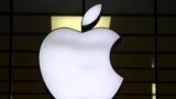 ແຟ້ມພາບ - ເຄື່ອງໝາຍ ຫຼືໍ Apple logo ກຳລັງຮຸ່ງສະຫວ່າງ ຢູ່ທີ່ຮ້ານຄ້າ ແຫ່ງນຶ່ງໃນໃຈກາງນະຄອນມິວນິກ ຂອງເຢຍຣະມັນ, ວັນທີ 16 ທັນວາ 2020. 
