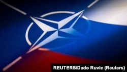 ILUSTRACIJA - Zastave NATO-a i Rusije (REUTERS/Dado Ruvic/Illustration)