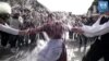 ইস্টার মান্ডেতে পুরুষরা ঐতিহ্যগত ভাবে নারীদের শরীরে পানি ঢালছে