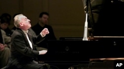 FILE - Pianist Maurizio Pollini performs at Carnegie Hall in New York, March 19, 2001.