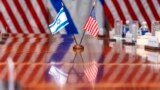 지난 26일 워싱턴 D.C. 인근 버지니아주 펜타곤(국방부 청사)의 미국-이스라엘 국방장관 회담장 테이블에 성조기(오른쪽)와 이스라엘 국기가 놓여있다. (자료사진)