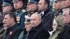 Владімір Путін намагається прирівняти російських військових, які зараз воюють в Україні, з минулими поколіннями, які воювали в Другій Світовій війні. Але критики Путіна називають його війну безглуздою, братовбивчою, агресивною і незаконною.