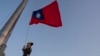 资料照：台湾士兵在傍晚的台北中山纪念堂前举行降旗仪式。（2024年1月12日）