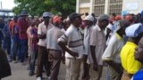 Eleitores fazem a fila para votar nas Eleições Autárquicas em Moçambique, na cidade da Beira.