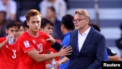 Huấn luyện viên Philippe Troussier (phải) ăn mừng một bàn thắng với cầu thủ Bùi Hoàng Việt Anh trong trận gặp Iraq tại vòng đấu bảng giải Cúp châu Á ở Qatar hôm 24/1.