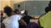  'Preuve de courage' pour enseigner au son des tirs à Haïti 
