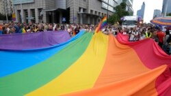 Para peserta pawai membawa bendera pelangi dalam pawai hak-hak LGBTQ tahunan di Warsawa, Polandia, 17 Juni 2023. (Foto: Czarek Sokolowski/AP Photo)