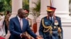 资料照片：肯尼亚国防军司令奥格拉将军与肯尼亚总统鲁托在内罗毕国宾馆准备迎接英国国王查尔斯三世之际交谈。(2023年10月31日)