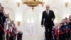 俄罗斯总统普京步入在莫斯科克里姆林宫举行的他就职第五任总统任期的典礼会场。（2024年5月7日）
