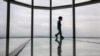 一個孩子走在南韓首爾樂天世界塔123層樓高的觀景台玻璃地板上。 （2022年5月13日）