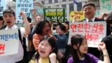 Environmental activists Choi Jia and Kim Hannah chant slogans during a press conference before the initial hearing for petitions. April 23, 2024. (REUTERS/Kim Hong-Ji)