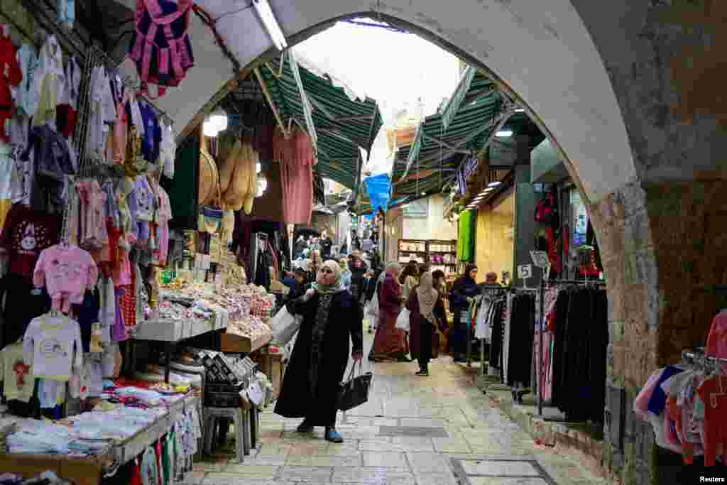 یروشلم کے بازار میں بھی عید کی مناسبت سے شہریوں کا رش موجود ہے۔