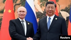 Ruski predsjednik Vladimir Putin rukuje se s kineskim predsjednikom Xi Jinpingom u Pekingu, Kina, oktobar 2023.