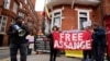 Pristalice Džulijana Asanža na protestu ispred ekvadorsle ambasade u Londonu (Foto: AP/Frank Augstein)