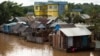 De nombreuses routes et ponts ont été inondés et des communautés coupées du monde. Certaines personnes se sont noyées, d'autres ont été tuées par l'effondrement de maisons ou la chute d'arbres, selon les autorités. (Photo by ELIE SERGIO / AFP)