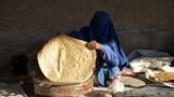 زن خباز در یک نانوایی در شهر قندهار (تصویر از آرشیف صدای امریکا)