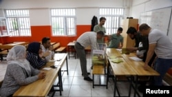 Подсчет голосов, поданных во втором туре президентских выборов в Турции. Диярбакыр, 28 мая 2023 г.
