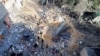 2024年5月8日，巴勒斯坦人查看以色列袭击加沙地带南部拉法一所房屋的现场。（路透社照片）