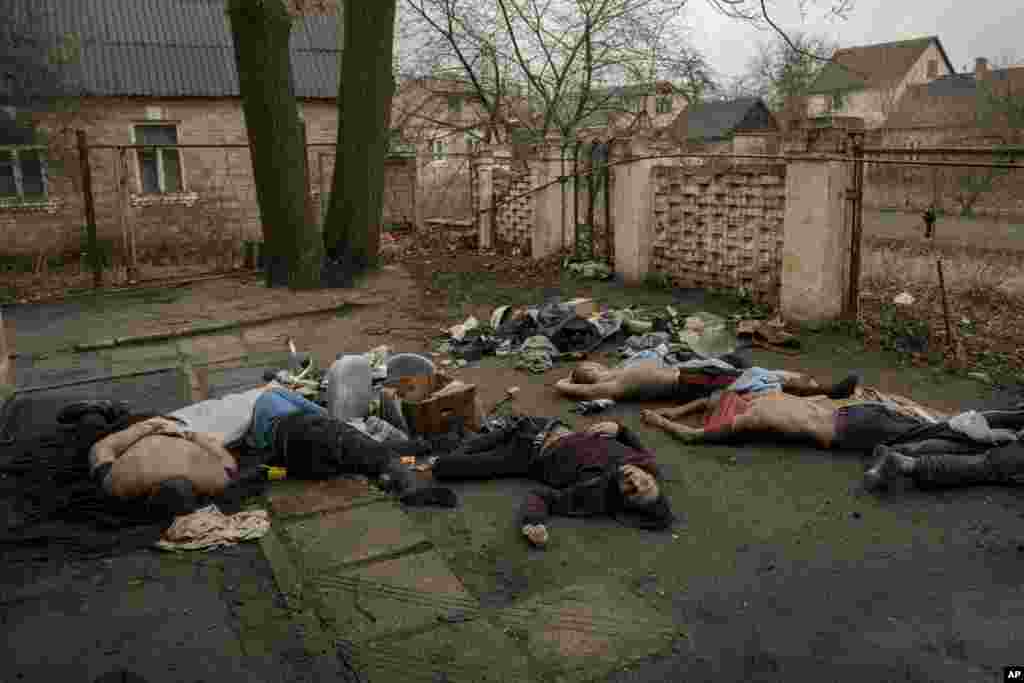 IMÁGENES SENSIBLES Los cuerpos de hombres, algunos con las manos atadas a la espalda, yacen en el suelo en Bucha, Ucrania, el domingo 3 de abril de 2022.&nbsp;