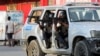 아이티 수도 포르토프랭스에서 경찰들이 갱단과 전투를 벌이고 있다. (자료사진)
