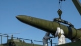 资料照片：俄罗斯军人在俄罗斯一个不明地点正在将一枚伊斯坎德尔导弹装在移动发射器上。（2024年2月2日）